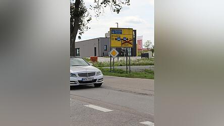 Der Pkw-Verkehr aus Straubing wird ab Wolferszell umgeleitet, Lkws schon vorher. Der Pkw-Verkehr aus Straubing wird ab Wolferszell umgeleitet, Lkws schon vorher.
