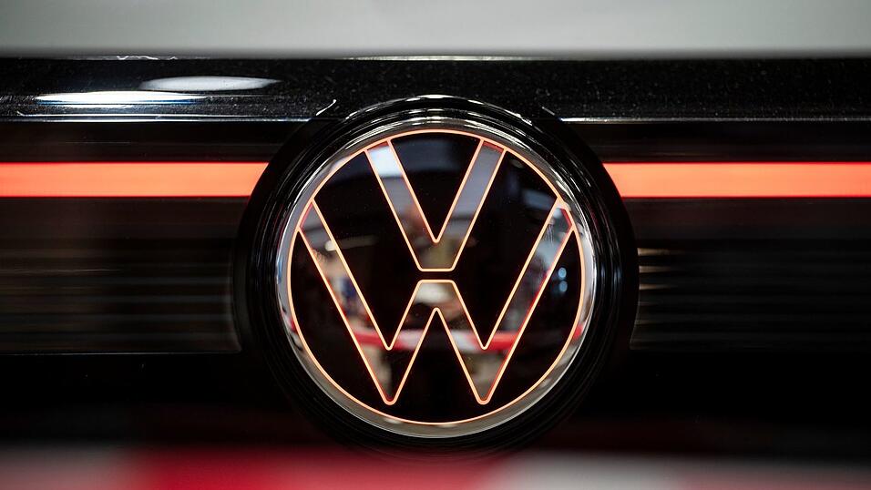 Wegen einer fehlenden Schraube müssen VW-Fahrer für einen vorsorglichen Rückruf möglicherweise zweimal in die Werkstatt. (Symbolbild) Wegen einer fehlenden Schraube müssen VW-Fahrer für einen vorsorglichen Rückruf möglicherweise zweimal in die Werkstatt. (Symbolbild)