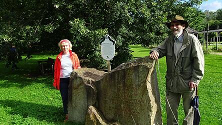 Wald-Vereins-Vorsitzende Martha Steppan und Matthias Simstich enth&uuml;llen die Tafel am Gedenkstein beim Wolframslinden-Ableger im Kurpark.