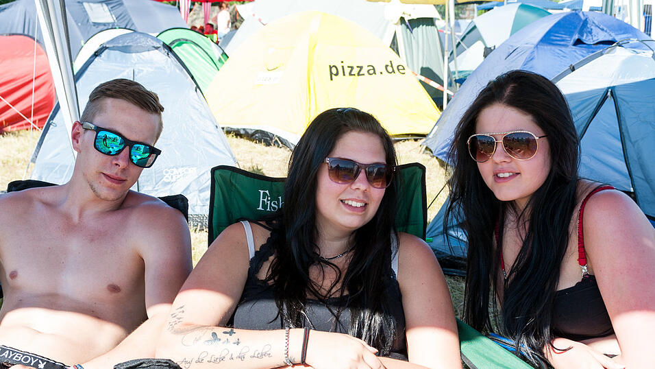 Ein Streifzug durch das Campinggelände: Trotz heißer Temperaturen sind die Festivalbesucher bestens gelaunt. (Foto: Susanne Raith) Ein Streifzug durch das Campinggelände: Trotz heißer Temperaturen sind die Festivalbesucher bestens gelaunt. (Foto: Susanne Raith)