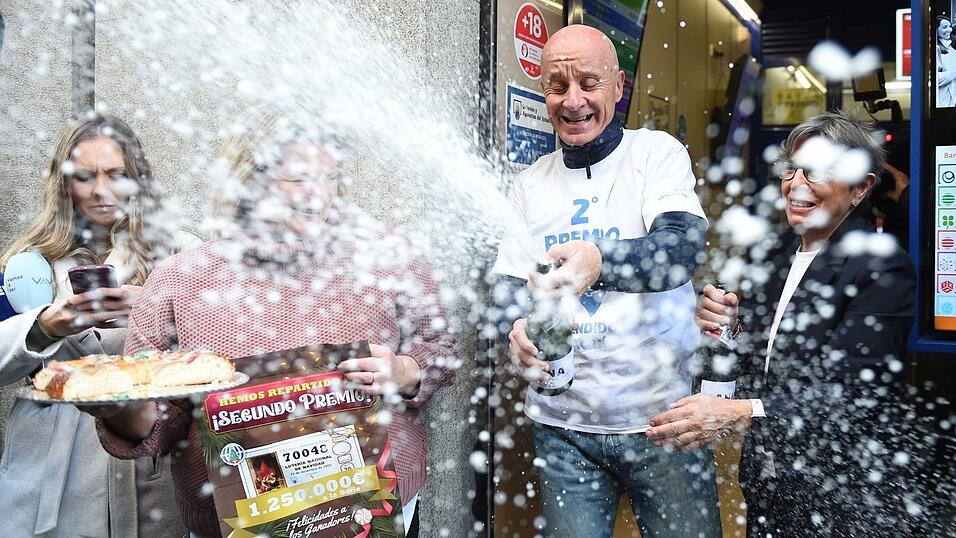 &Uuml;berall in Spanien knallten Sektkorken.