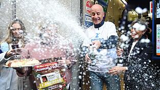 &Uuml;berall in Spanien knallten Sektkorken.