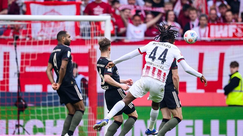 Schuss ins Glück: Freiburgs Johan Manzambi trifft zum 1:0. Schuss ins Glück: Freiburgs Johan Manzambi trifft zum 1:0.