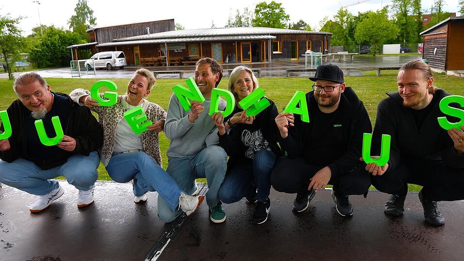 Das Juz-Team (v. l.): Stadtjugendpfleger Robert Achhammer, Tanja Körger, Johannes Gerlsbeck, Susanne Kerscher, Stephan Zimny und Yann Schmidl. Das Juz-Team (v. l.): Stadtjugendpfleger Robert Achhammer, Tanja Körger, Johannes Gerlsbeck, Susanne Kerscher, Stephan Zimny und Yann Schmidl.