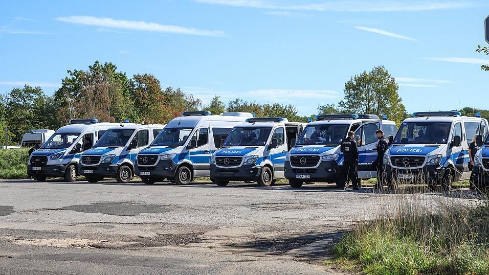 Am Hambacher Forst l&auml;uft ein Gro&szlig;einsatz der Polizei.