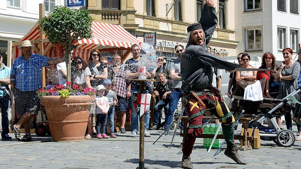 Mittelalter-Flair und super Stimmung: Die lange Einkaufsnacht 'Schlaflos' war gleichzeitig der Auftakt zum Mittelalter-Fest in Straubing. Mittelalter-Flair und super Stimmung: Die lange Einkaufsnacht 'Schlaflos' war gleichzeitig der Auftakt zum Mittelalter-Fest in Straubing.