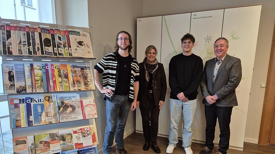Felix Wohmann (l.) und Raphael Speckner (2.v.r.) gehören zu den sechs jungen Männern, die im September an der Ursulinen-Fachakademie für Sozialpädagogik ihre Ausbildung begonnen haben - zur Freude von Schulleiterin Manuela Mayer und Wolfgang Ernst, dem Geschäftsführer der Ursulinen-Schulstiftung. Felix Wohmann (l.) und Raphael Speckner (2.v.r.) gehören zu den sechs jungen Männern, die im September an der Ursulinen-Fachakademie für Sozialpädagogik ihre Ausbildung begonnen haben - zur Freude von Schulleiterin Manuela Mayer und Wolfgang Ernst, dem Geschäftsführer der Ursulinen-Schulstiftung.
