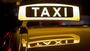 Eine Taxifahrerin bringt den Vermissten unversehrt zurück. (Symbolbild) Eine Taxifahrerin bringt den Vermissten unversehrt zurück. (Symbolbild)