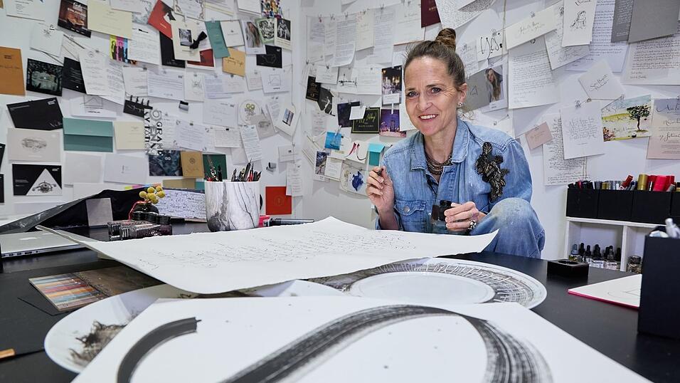 Ob Einladungs- oder Tischkarten, Signatur, Briefe oder Liebesschw&uuml;re - Jeannine Platz hat mit ihrer schwungvollen Sch&ouml;nschrift l&auml;ngst einen Platz in der High Society.