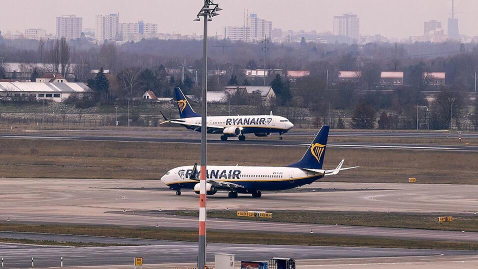 Bei einem Ryanair-Flug brach unterwegs eine Scheibe, Passagieren zufolge geriet ein Passagier in Not. (Illustration) Bei einem Ryanair-Flug brach unterwegs eine Scheibe, Passagieren zufolge geriet ein Passagier in Not. (Illustration)
