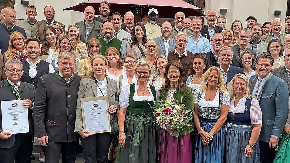 Staatsministerin Michaela Kaniber und DEHOGA-Präsidentin Angela Inselkammer gemeinsam mit den prämierten Gastronomie- und Festzeltbetreibern in München. Andreas Braun ist in der hinteren Reihe zu sehen. Staatsministerin Michaela Kaniber und DEHOGA-Präsidentin Angela Inselkammer gemeinsam mit den prämierten Gastronomie- und Festzeltbetreibern in München. Andreas Braun ist in der hinteren Reihe zu sehen.
