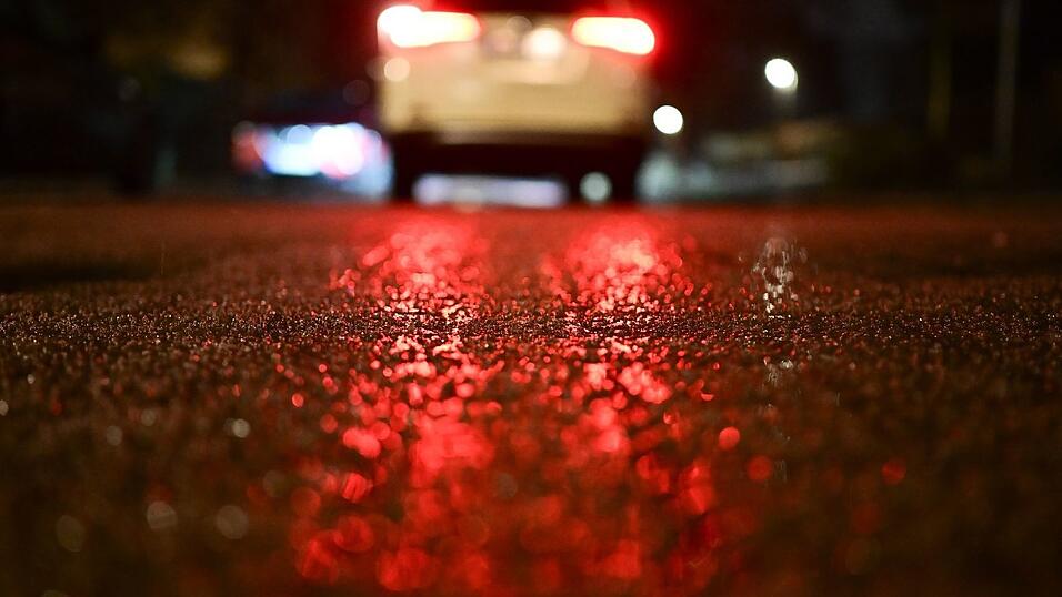 Bis in den Morgen warnt der Wetterdienst vor Gl&auml;tte und Schnee.