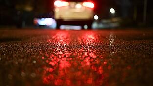 Bis in den Morgen warnt der Wetterdienst vor Gl&auml;tte und Schnee.