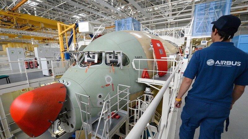 Blick auf einen im Bau befindlichen Airbus A350 XWB bei Airbus in Toulouse am 16.06.2014. Die Airbus Group stellt am 24.02.2016 in London die Jahreszahlen vor.