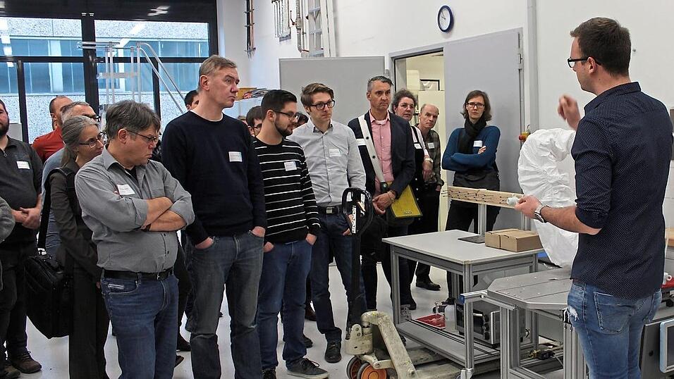 Christoph Jobst zeigt eine Anwendung f&uuml;r kollaborative Roboter.