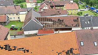 Vor allem an den hausdächern hat der Sturm erhebliche Schäden hinterlassen.