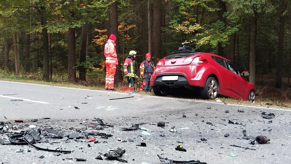 Der 66-jährige Hyundai-Fahrer kam aus noch ungeklärter Ursache auf die Gegenfahrbahn. Er erlag noch an der Unfallstelle seinen Verletzungen. Der 66-jährige Hyundai-Fahrer kam aus noch ungeklärter Ursache auf die Gegenfahrbahn. Er erlag noch an der Unfallstelle seinen Verletzungen.