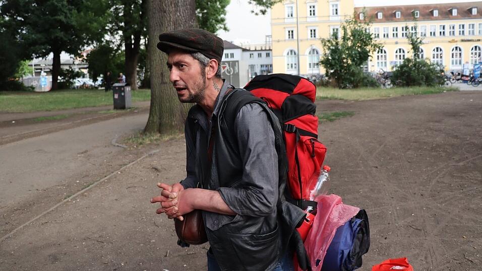 Gökhan trägt seine Habe in Tüten und auf dem Rücken mit sich herum. Gökhan trägt seine Habe in Tüten und auf dem Rücken mit sich herum.