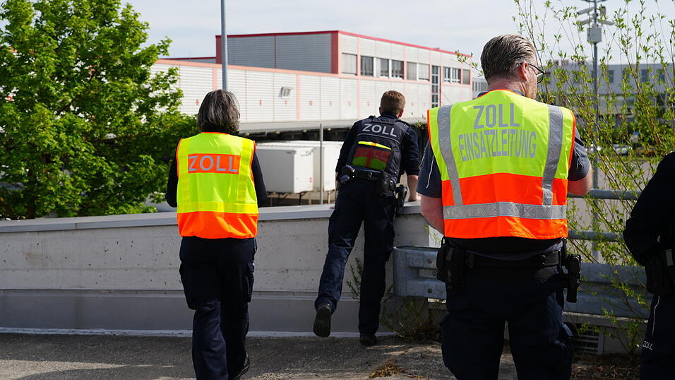 Die Zollbeamten haben sich w&auml;hrend der Durchsuchung an verschiedenen Orten rund ums Firmengel&auml;nde platziert.&nbsp;