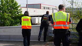 Die Zollbeamten haben sich w&auml;hrend der Durchsuchung an verschiedenen Orten rund ums Firmengel&auml;nde platziert.&nbsp;