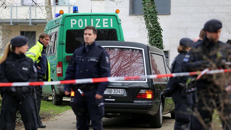 Ein Leichenwagen fährt am 29.03.2016 in Bergheim (Nordrhein-Westfalen) zu einem Tatort. In einem Schwimmbad in Bergheim bei Köln sind drei tote Menschen gefunden worden. Ein Leichenwagen fährt am 29.03.2016 in Bergheim (Nordrhein-Westfalen) zu einem Tatort. In einem Schwimmbad in Bergheim bei Köln sind drei tote Menschen gefunden worden.