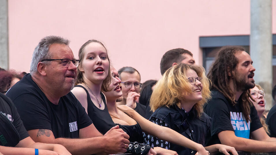 Die Rammstein-Coverband Stahlzeit begeisterte beim Campus Open Air Deggendorfer Fans. Die Rammstein-Coverband Stahlzeit begeisterte beim Campus Open Air Deggendorfer Fans.