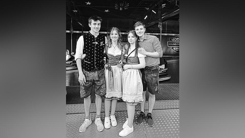 Denis Lohmer (v. l.), Julia und Annalena Bugl sowie Dominik Root auf dem Pfingstfest. Ihr letztes gemeinsames Foto wird mit dem Titel: 'Lasst Denis und Leni noch einmal um die Welt gehen' 2.700 Mal auf Facebook geteilt.