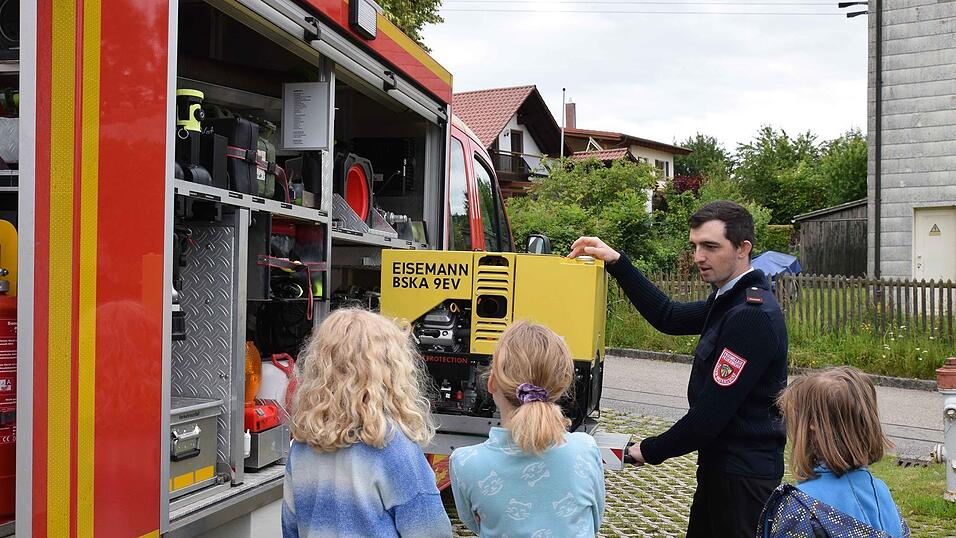 Auch in Eching soll es bald eine Kinderfeuerwehr geben. Auf unserem Foto bekommen Mädchen der Kinderfeuerwehr Thann-Vatersdorf das Feuerwehrauto erklärt. Auch in Eching soll es bald eine Kinderfeuerwehr geben. Auf unserem Foto bekommen Mädchen der Kinderfeuerwehr Thann-Vatersdorf das Feuerwehrauto erklärt.