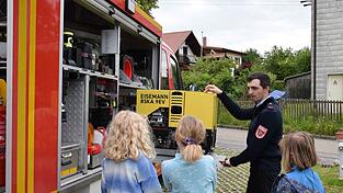 Auch in Eching soll es bald eine Kinderfeuerwehr geben. Auf unserem Foto bekommen Mädchen der Kinderfeuerwehr Thann-Vatersdorf das Feuerwehrauto erklärt. Auch in Eching soll es bald eine Kinderfeuerwehr geben. Auf unserem Foto bekommen Mädchen der Kinderfeuerwehr Thann-Vatersdorf das Feuerwehrauto erklärt.