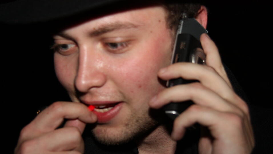 Videojournalist Mathias Adam (21) vor und hinter der Kamera. (Foto: Pfeffer)