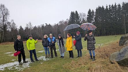 Ortstermin im Wiesenfeldener Brandmoos: (v. l.) Dr. Christian Stierstorfer (LBV), Andreas Molz (BUND), das Landwirtsehepaar Bauer und von den Grünen Feride Niedermeier, Mia Goller, Martina Kögl und Anita Karl