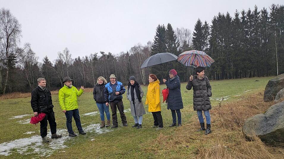 Ortstermin im Wiesenfeldener Brandmoos: (v. l.) Dr. Christian Stierstorfer (LBV), Andreas Molz (BUND), das Landwirtsehepaar Bauer und von den Grünen Feride Niedermeier, Mia Goller, Martina Kögl und Anita Karl Ortstermin im Wiesenfeldener Brandmoos: (v. l.) Dr. Christian Stierstorfer (LBV), Andreas Molz (BUND), das Landwirtsehepaar Bauer und von den Grünen Feride Niedermeier, Mia Goller, Martina Kögl und Anita Karl