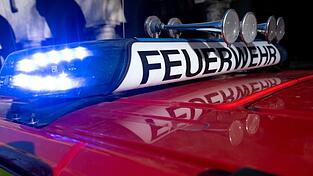 Die Münchner Feuerwehr rückte zu einem Brand in der Erdgeschosswohnung eines Mehrfamilienhauses aus. (Symbolbild)