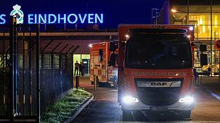 Von Eindhoven aus werden vier deutsche Passagiere der «Hondius» nach Frankfurt gebracht. Von Eindhoven aus werden vier deutsche Passagiere der «Hondius» nach Frankfurt gebracht.