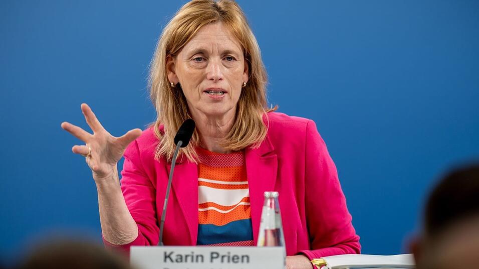 Familienministerin Prien ist für eine gesetzliche Altersgrenze von 13 Jahren für die eigenständige Nutzung eigener Social-Media-Konten. Familienministerin Prien ist für eine gesetzliche Altersgrenze von 13 Jahren für die eigenständige Nutzung eigener Social-Media-Konten.