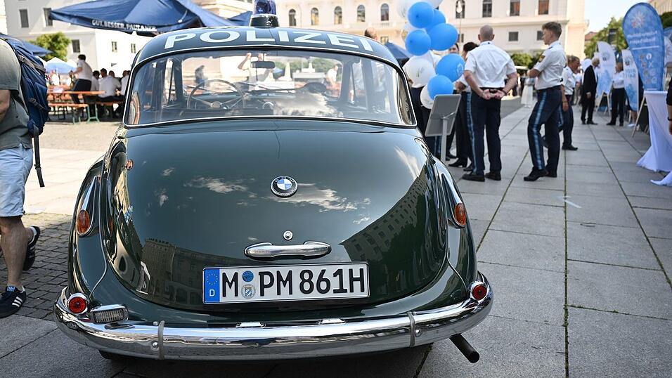 Zu sehen waren historische Polizeiwagen. Zu sehen waren historische Polizeiwagen.