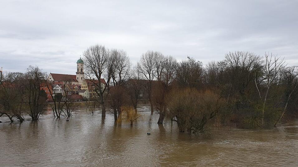 Die Donau in Regensburg am Freitagmittag. Aktuell gilt in der Stadt die Hochwasserwarnstufe 2. Die Donau in Regensburg am Freitagmittag. Aktuell gilt in der Stadt die Hochwasserwarnstufe 2.
