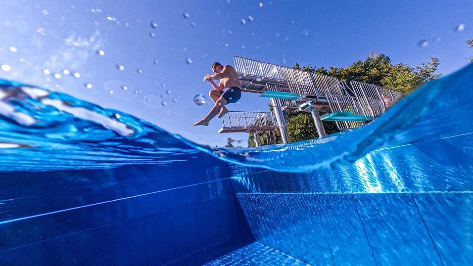 Die Sprungt&uuml;rme versprechen wieder Nervenkitzel im Freibad. Am Samstag, 23. Mai, &ouml;ffnet es wieder seine Drehkreuze. - Der neu gestaltete Matschbereich l&auml;dt zum Buddeln, Bauen und T&uuml;fteln ein.