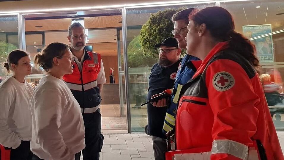 Ein Teil der Rötzer war für die Betreuung der Menschen, die beim Bombenfund ihre Wohnungen verlassen mussten und in der Stadthalle Unterschlupf fanden. Ein Teil der Rötzer war für die Betreuung der Menschen, die beim Bombenfund ihre Wohnungen verlassen mussten und in der Stadthalle Unterschlupf fanden.