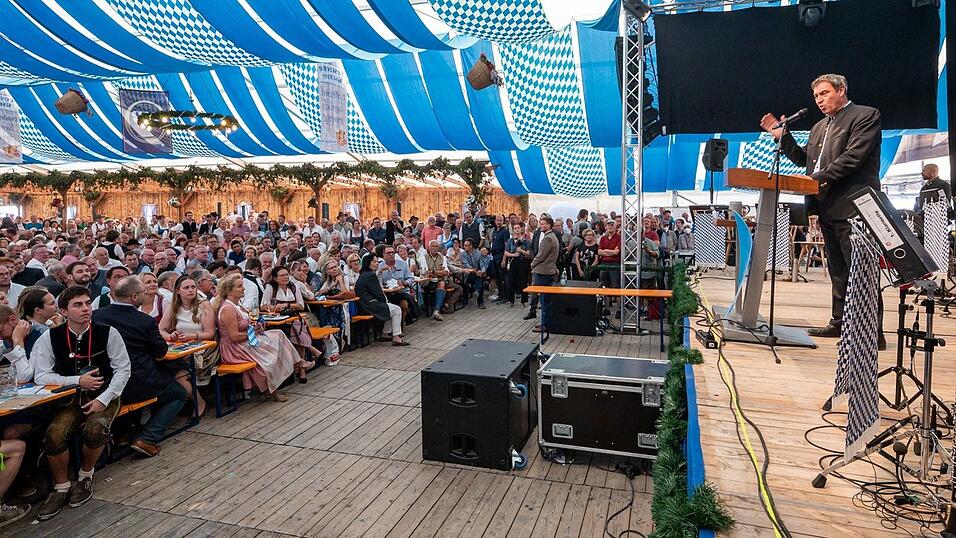 Markus Söder (r), Bayerns Ministerpräsident und CSU-Parteichef, spricht beim Politischen Frühschoppen auf dem Volksfest Gillamoos. Markus Söder (r), Bayerns Ministerpräsident und CSU-Parteichef, spricht beim Politischen Frühschoppen auf dem Volksfest Gillamoos.