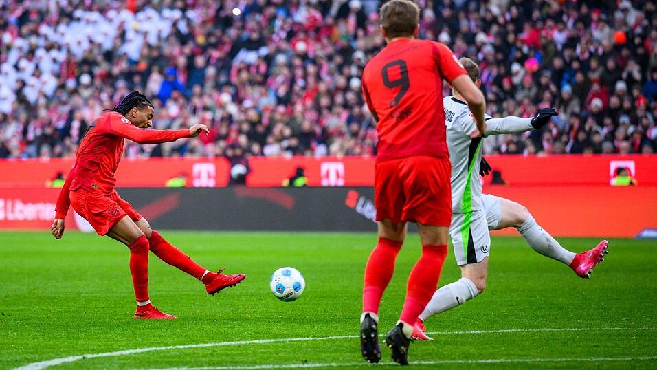 Michael Olise (l) beim erfolgreichen Torschuss zum 2:1.