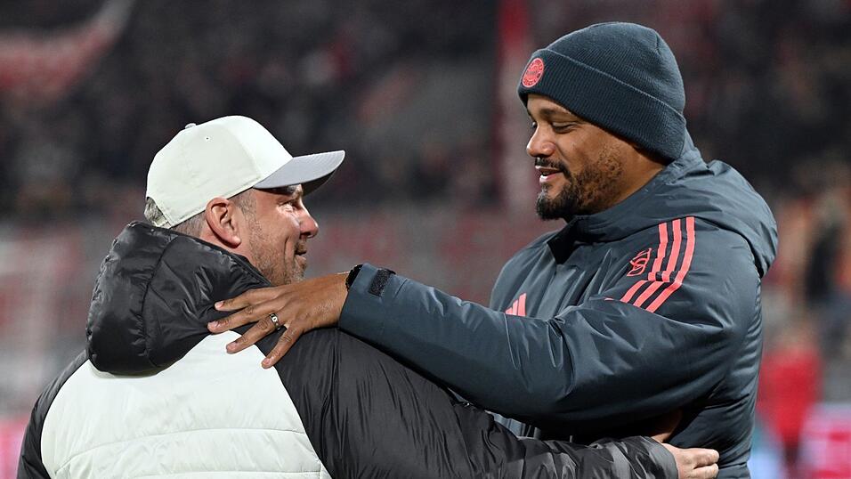 Lukas Kwasniok (l.) staunt &uuml;ber die Leistungsst&auml;rke von Vincent Kompanys (r.) Bayern.