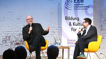 Oberb&uuml;rgermeister Alexander Putz (links) gab am Dienstagabend im Gespr&auml;ch mit Uli Karg einen Einblick in die Politikwelt Landshuts.