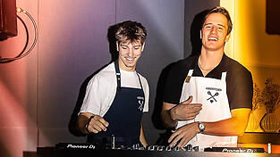 Max Huber (links) und Alexander Dersch tragen bei ihren Auftritten stets ihre Kochsch&uuml;rzen - auch aufgrund ihres Namens &bdquo;Audiokitchen&ldquo;.