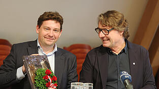 Ein erstes Buchskranzerl gab es von F&ouml;rderer-Chef Stefan Feigel f&uuml;r Landshuts neuen Oberb&uuml;rgermeister Thomas Haslinger.