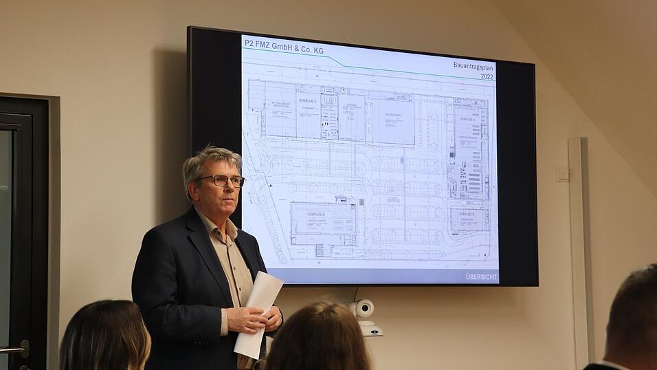 Herbert Blaschke, Geschäftsführer der Investorfirma, stellte die Änderungen im neuen Bauantrag - gegenüber dem von 2022 - für das Fachmarktzentrum an der Scheiblerstraße vor. Herbert Blaschke, Geschäftsführer der Investorfirma, stellte die Änderungen im neuen Bauantrag - gegenüber dem von 2022 - für das Fachmarktzentrum an der Scheiblerstraße vor.