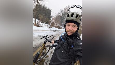 Sebastian John trainiert bei jedem Wetter mit dem Ziel, einen der l&auml;ngsten Radmarathons Deutschlands zu schaffen.