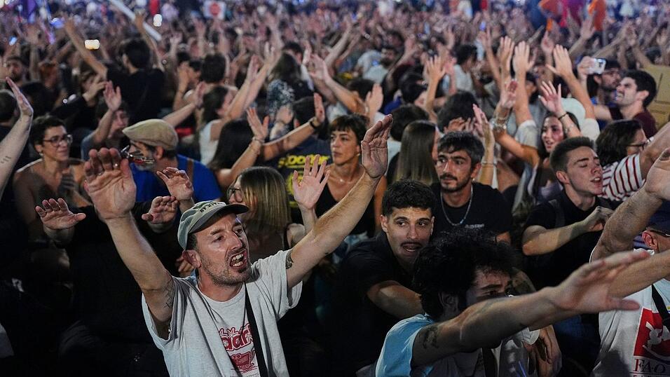 Die Behörden sprachen von 25.000 Teilnehmern, die Veranstalter von 300.000. Die Behörden sprachen von 25.000 Teilnehmern, die Veranstalter von 300.000.