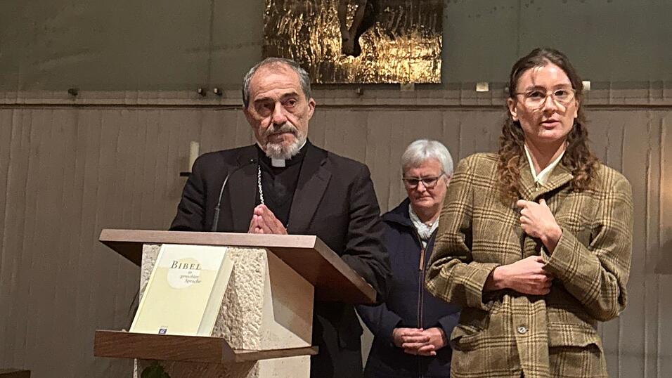 Erzbischof Gustavo Bombin Espino und seine Übersetzerin marie Pincin feiern mit Barbara Winkler und den Menschen eine Andacht in der Pfarrkirche Sankt Johannes. Erzbischof Gustavo Bombin Espino und seine Übersetzerin marie Pincin feiern mit Barbara Winkler und den Menschen eine Andacht in der Pfarrkirche Sankt Johannes.