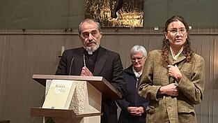 Erzbischof Gustavo Bombin Espino und seine Übersetzerin marie Pincin feiern mit Barbara Winkler und den Menschen eine Andacht in der Pfarrkirche Sankt Johannes. Erzbischof Gustavo Bombin Espino und seine Übersetzerin marie Pincin feiern mit Barbara Winkler und den Menschen eine Andacht in der Pfarrkirche Sankt Johannes.
